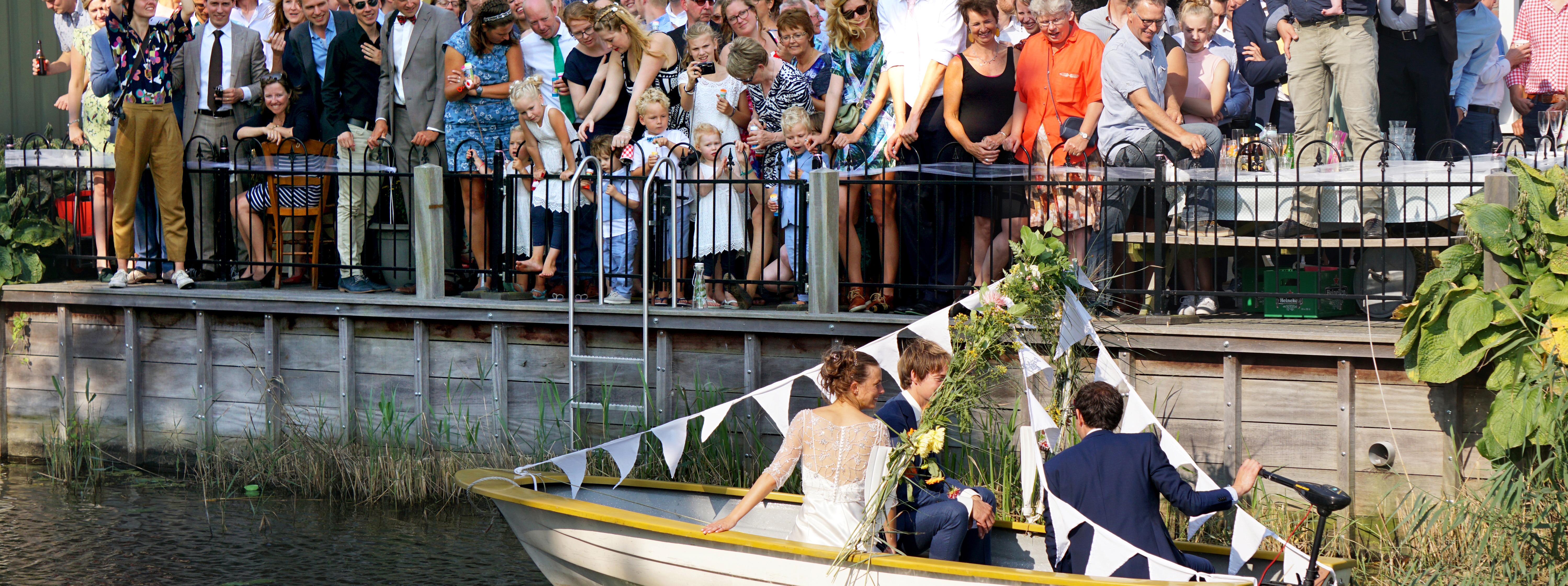 huwelijksbootje vanaf terras Cultuurkerkje